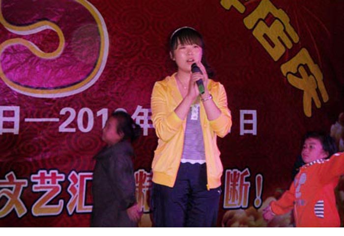 家樂園百貨內(nèi)丘店與內(nèi)丘父老共迎國慶