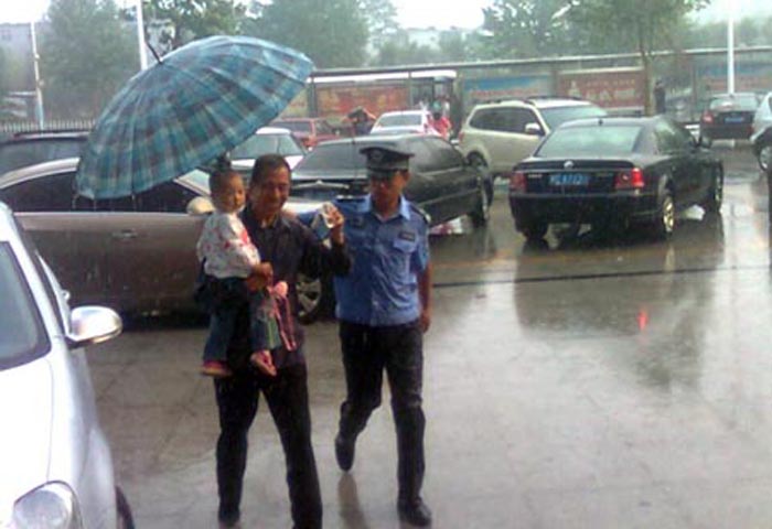 大洋百貨雨中獻(xiàn)真情