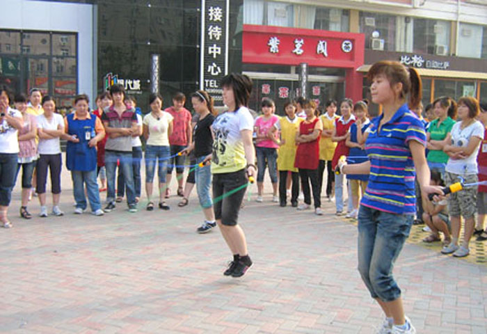 超市公司建設路店組織員工跳繩比賽