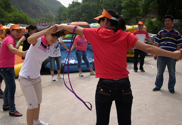 新世紀服裝商場組織管理人員進行“天河山拓展訓練”