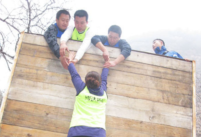 清河時(shí)代百貨組織開(kāi)展戶(hù)外拓展訓(xùn)練