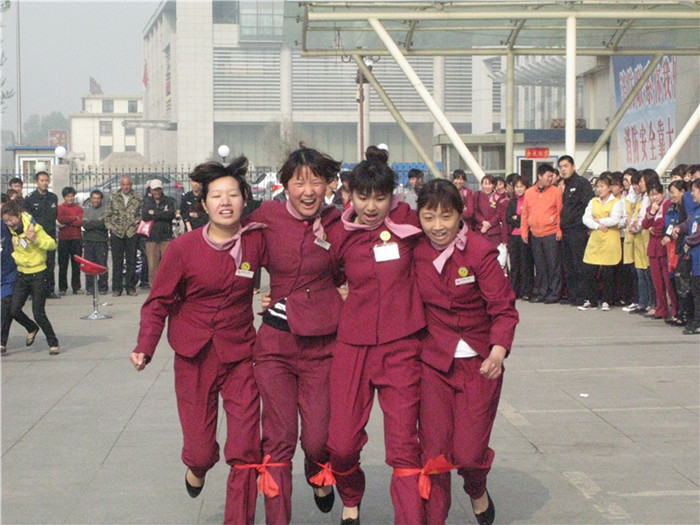 “快樂伙伴--綁腿跑”為春天喝彩