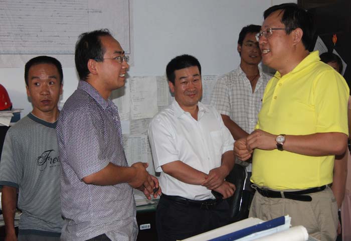 清涼慰問 溫情一片 公司領導夏日慰問一線員工