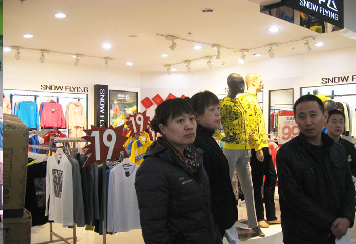 用心布置 勇得第一——家樂園百貨鳳凰店組織三月節氛圍布置效果評比