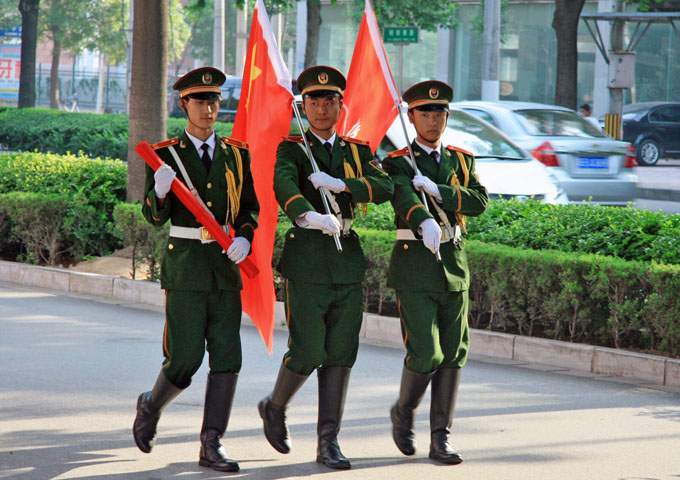 風雨同舟十三載，今日同傳一面旗——“同傳一面旗 共愛一個家”司旗傳遞至新光菜市場
