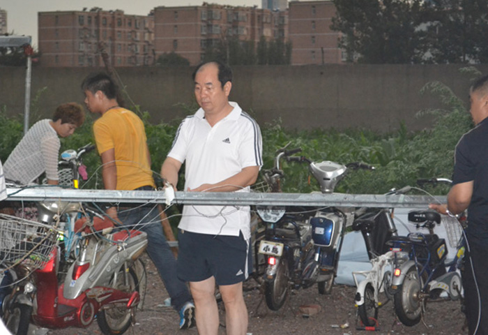 寧晉天一廣場--暴雨中閃動的身影