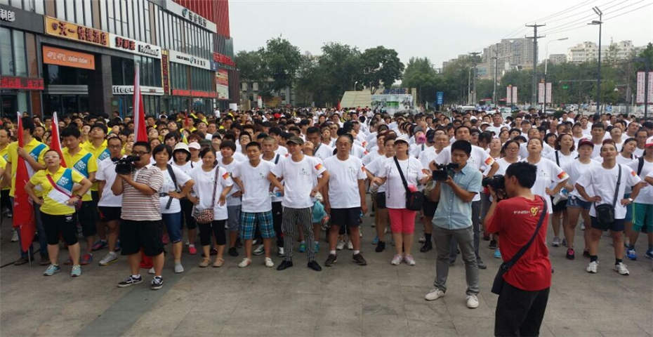 “手拉手，心連心”徒步獻(xiàn)愛心